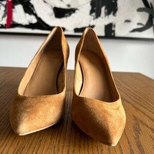 Caramel suede pumps